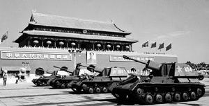 1953年10月1日，中國人民解放軍坦克部隊通過天安門廣場