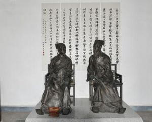 李允則（右）塑像