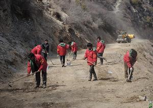 2015年4月左貢縣交通運輸局養護碧土鄉布然村公路