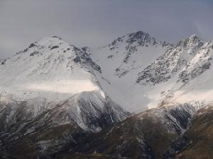 遠眺雪山