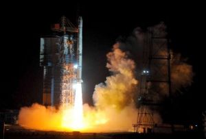　4月10日4時47分，我國在西昌衛星發射中心用“長征三號甲”運載火箭，成功將第八顆北斗導航衛星送入太空預定轉移軌道。新華社記者羅曉光攝