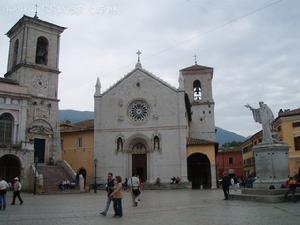 orcia（諾其亞）位於義大利中部創始人聖本篤誕生的故鄉，廣場上矗立著聖人的雕像，旁邊即是聖本篤教堂