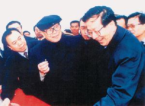 2001年11月3日，時任中共中央總書記的江澤民同志來黃驊視察。