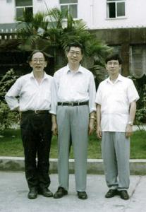 （圖）鄧存教授與謝聯輝院士(中)在福州
