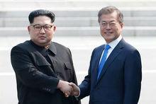 朝鮮最高領導人金正恩（左）與韓國總統文在寅（右）握手合影