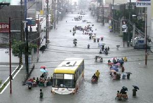遭受暴雨洪水侵襲的馬尼拉街道