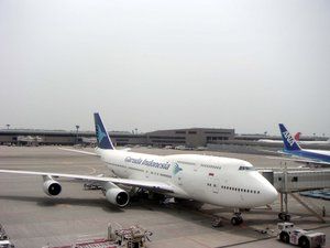 Garuda Indonesia波音747-400客機停靠在日本東京成田機場。