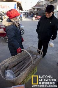 自家產的論斤賣：牧區來的婦女正在清晨的鎮上兜售肉蓯蓉