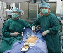 朱剛教授在實施單孔腹腔鏡前列腺癌手術
