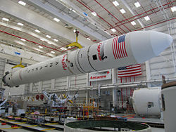 安塔瑞斯火箭在組裝過後準備運往發射台。