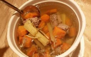 馬蹄茅根紅蘿蔔煲竹絲雞湯