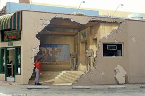 （圖）加利福尼亞州洛斯加托斯一條主要大街上創作的“地震 ”作品。