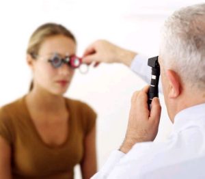 視力不好的人一旦摘下眼鏡，往往感覺眼前一片模糊，而且聽力似乎也大受影響。