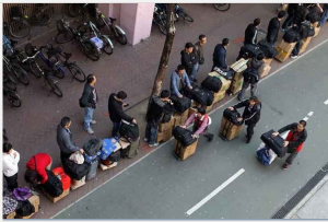 滿載奶粉而歸的內地掃貨客正在排隊等待通關