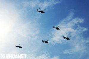 直-9型直升機在進行五機編隊飛行訓練
