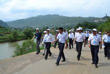 夏紅民率隊沿黃泥河河岸步行巡河