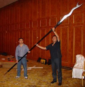 由古兵器收藏家蒙軍先生主要設計，台灣陳長榮先生製作的丈八蛇矛，長度超過四米，需要兩人才支持。