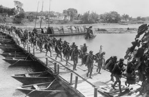 1949年10月，人民解放軍第四野戰軍部隊經過唐江浮橋向廣東進軍