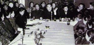 （圖）1957年12月24日，國務院總理周恩來在上海市婦聯