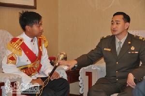 新加坡武裝部隊中央樂團團長Johnson.Lee（右） 向記者介紹指揮棒