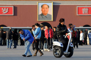 2011年3月2日，北京天安門廣場，警察統一裝備了被稱為“智慧型單警”的電力驅動單人車巡邏，確保兩會安保。這種智慧型警車最快時速20公里，相當於人慢跑的速度。同時它還自帶攝像頭，可以將實時畫面傳回指揮中心。