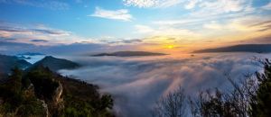 穿岩山全景