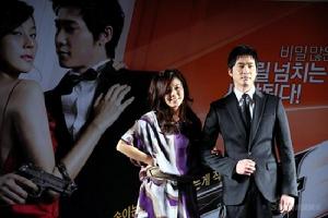（圖）姜志煥(右)與金荷娜攜手亮相做宣傳