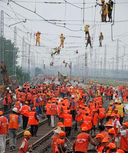 近3000名鐵路建設者，在鐵軌上進行線路大撥接等施工。