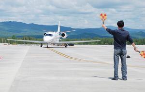 校飛飛機準確安全地降落在林都機場