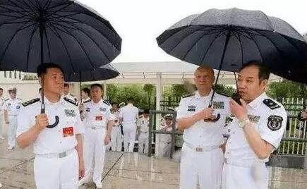 右一為馬偉明院士，海軍司令吳勝利上將為其撐傘