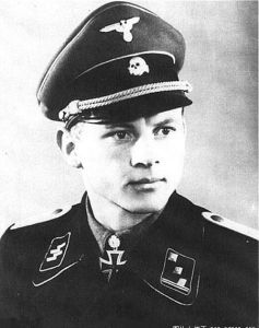 大名鼎鼎的米切爾·魏特曼（Michael Wittmann  1914.4.22－1944.8.8），第1SS“阿道夫·希特勒警衛旗隊”裝甲師101重坦克營，1944年1月14日獲騎士十字勳章