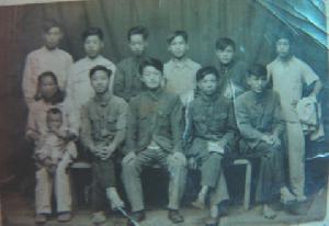 （圖）1957年，吳明玉（前排中）與當地青年合影