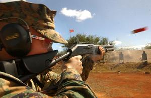 一名士兵正在使用M1014霰彈槍