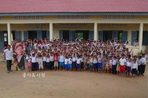 金俊秀在高棉捐建的學校