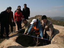 蔣濱建與韓同林在山頂冰臼科考現場