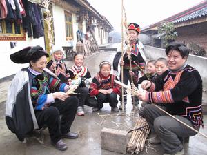 阿依美格的早晨，彝家老小在製作長矛和弓箭