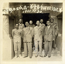 左為民國44年(1955)11 月30日，善化鎮調解委員會第一屆成立合影留念(前排右一為孫江淮)，右為正在進行調解(右二為孫江淮)。