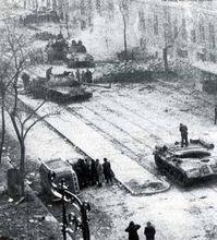 布達佩斯街頭被民眾焚毀的蘇軍重型坦克