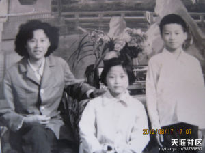 母親[圖片左]：陳固雄[圖片右]、妹妹[圖片中] 合影   拍攝於1979年夏天