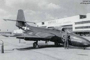 XF2D-1 原型機和早期的 FH-1，都有下跪式前起落架。飛機停放時前起落架可以收起而展開機鼻下方的兩個小機輪。用意是使機尾翹起，把另一架“女妖”的機鼻塞到這架的機尾下，節約甲板空間