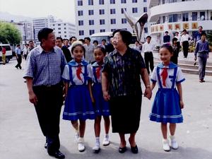 1999年5月29日，全國人大常委會副委員長彭佩雲在省和溫州市領導陪同下視察浙江樂清育英學校。