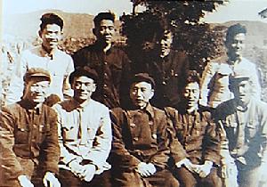 1963年底至1964年初，原國家農墾部長王震（前左三）在“黎明”作調查研究時與農場部分領導留影