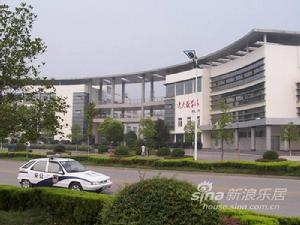 三峽大學科技學院。