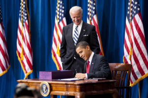 歐巴馬簽署《2009美國復甦與再投資法案》