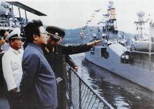 朝鮮蘇湖級護衛艦(圖中左側)