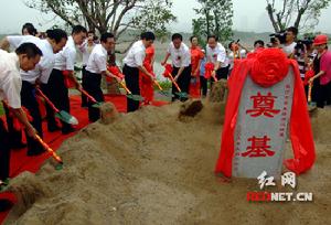 湘江第一隧——營盤路湘江隧道在銀盆南路正式開工。