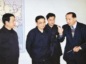 2005年2月3日，遼寧省委書記李克強（左二）在錦州市委書記佟志武的陪同下到錦州港觀察。