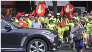 　圖為市民舉大拇指為禮讓車輛點讚