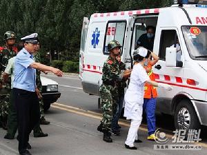 官兵協助醫護人員搶救傷者上救護車