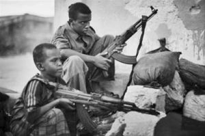 中非共和國反政府武裝人員荷槍實彈反抗政府軍